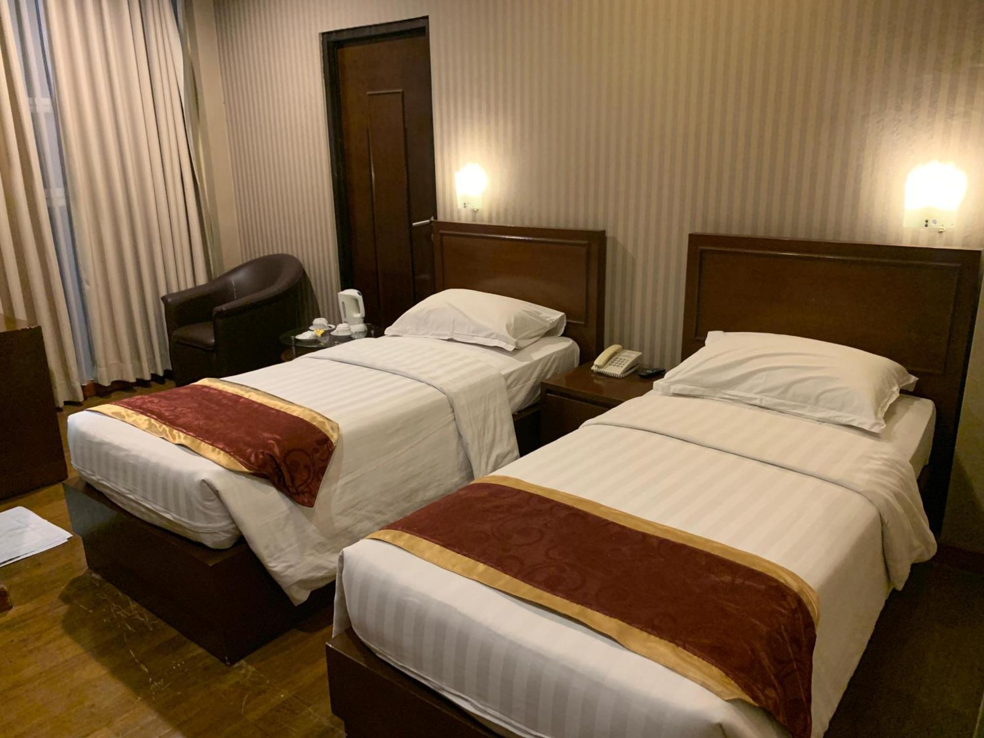 Enhaii Hotel Bandung Bagian luar foto