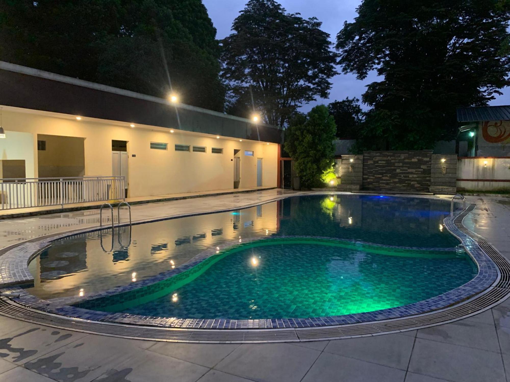Enhaii Hotel Bandung Bagian luar foto
