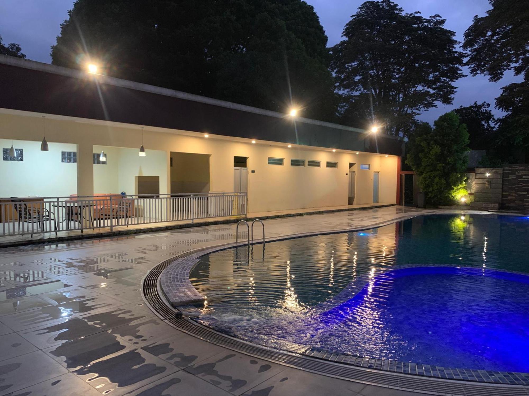Enhaii Hotel Bandung Bagian luar foto